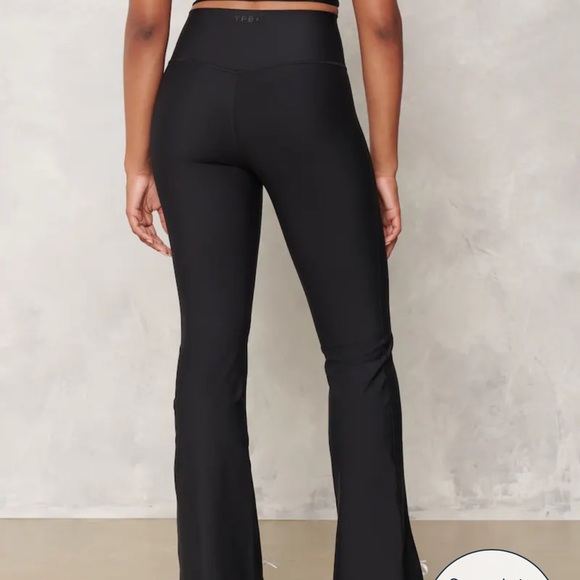 Abercrombie & Fitch Your Personal Best YPB Flare Leggings Pant Black Large Short - Picture 3 of 16